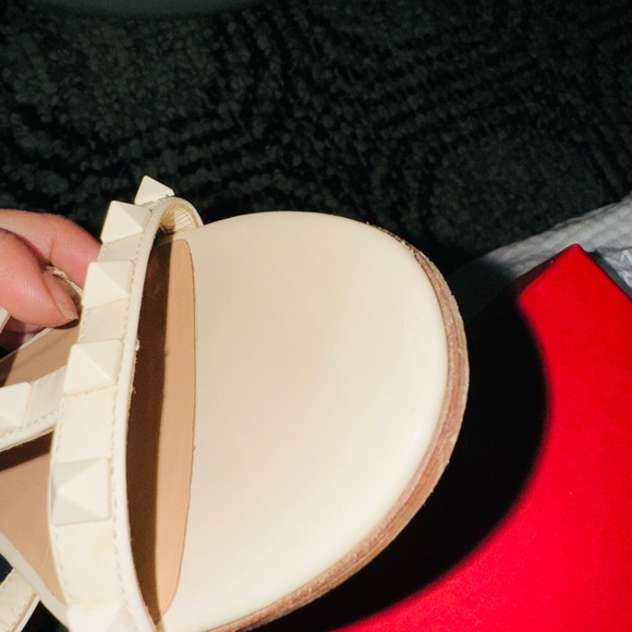 Valentino Garavani
Tonal Rockstud Flat Leather Slide Sandals - Picture 10 of 11